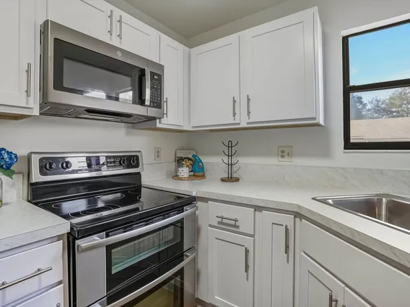 8329 Derbyshire Pl, Jacksonville, FL 32244