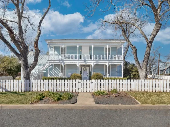 908 N Crockett St, Fredericksburg, TX 78624