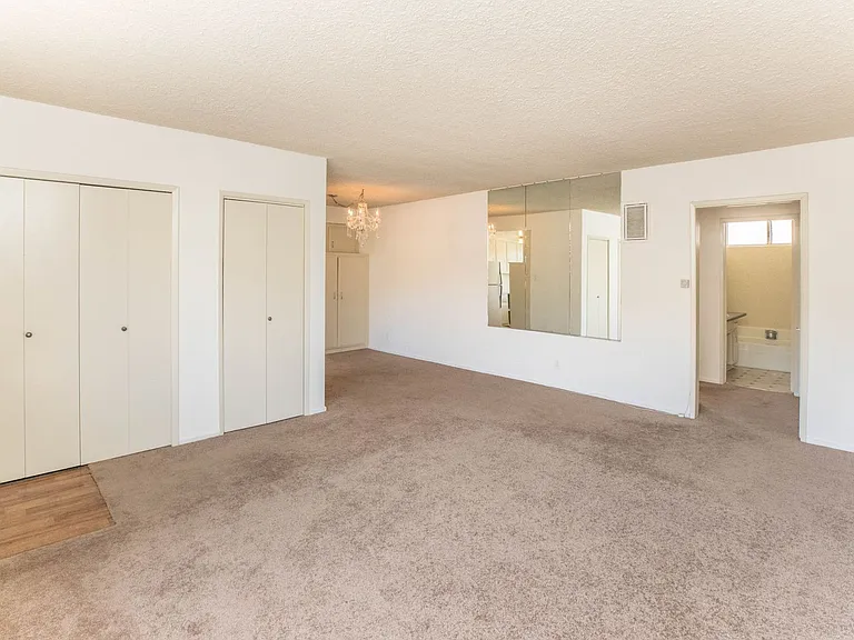 963 S Barrington Ave #7 — Photo 3