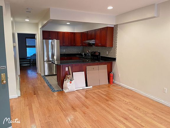 4th image of 14 Jefferson St #2
