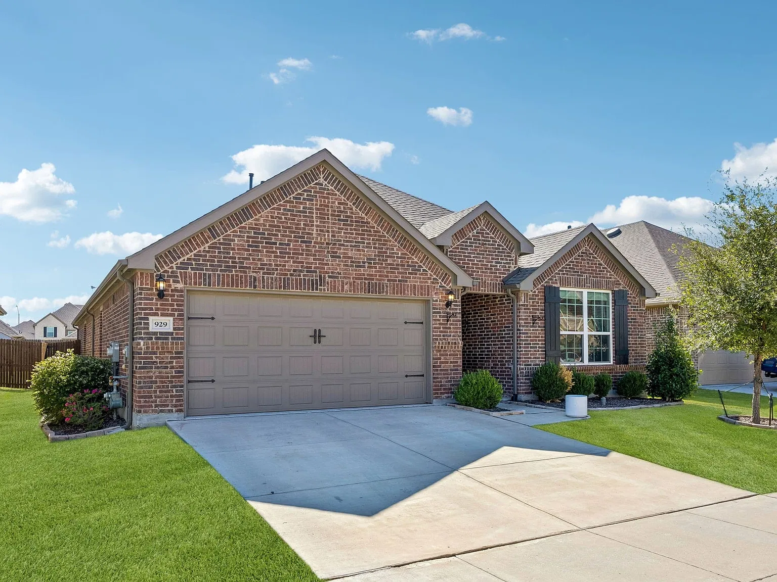 4 bed, 2.0 bath, 2189 sqft, $2,850 — Photo 2