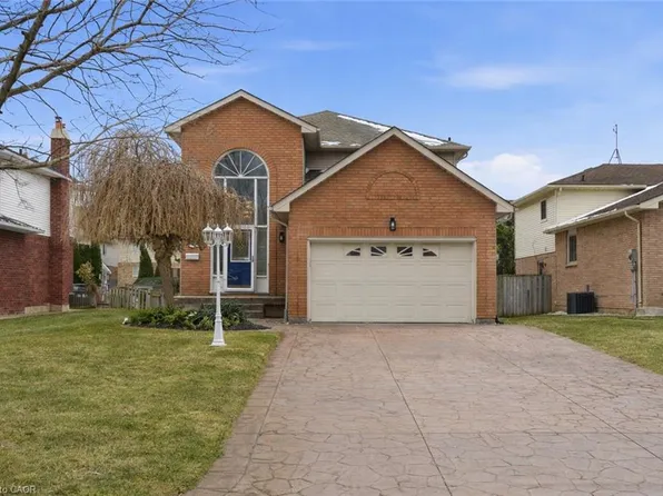 12 Sumner Cres, Grimsby, ON L3M 5E2