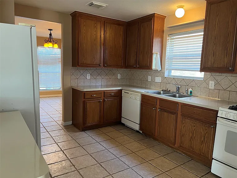 3223 Amber Meadow Dr — Photo 3