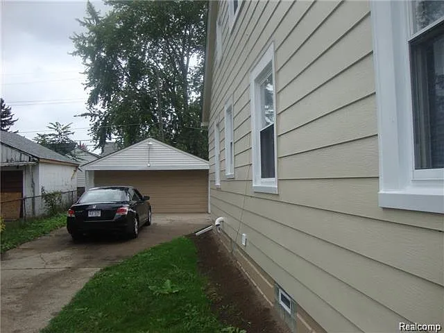 4 bed, 1500 sqft, $2,100 — Photo 2