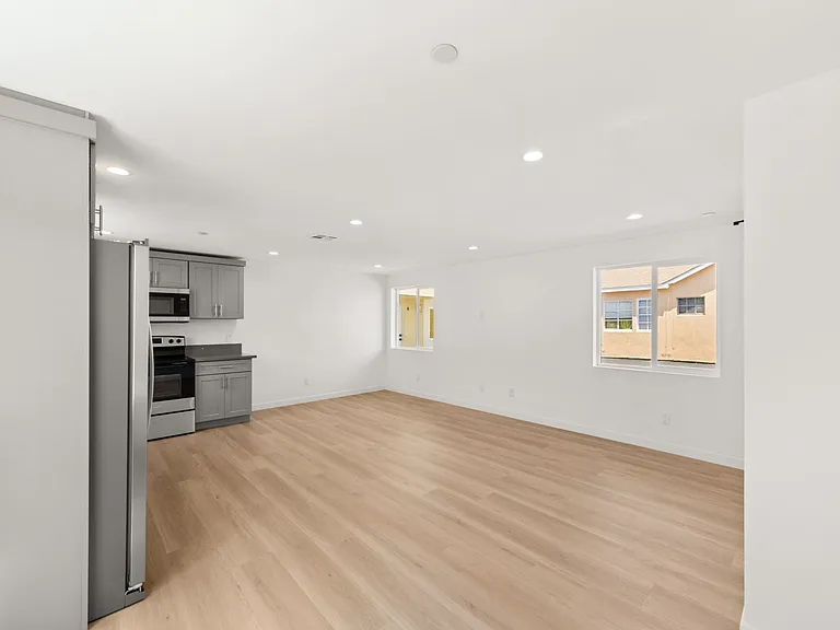1033 W 91st St #A — Photo 22