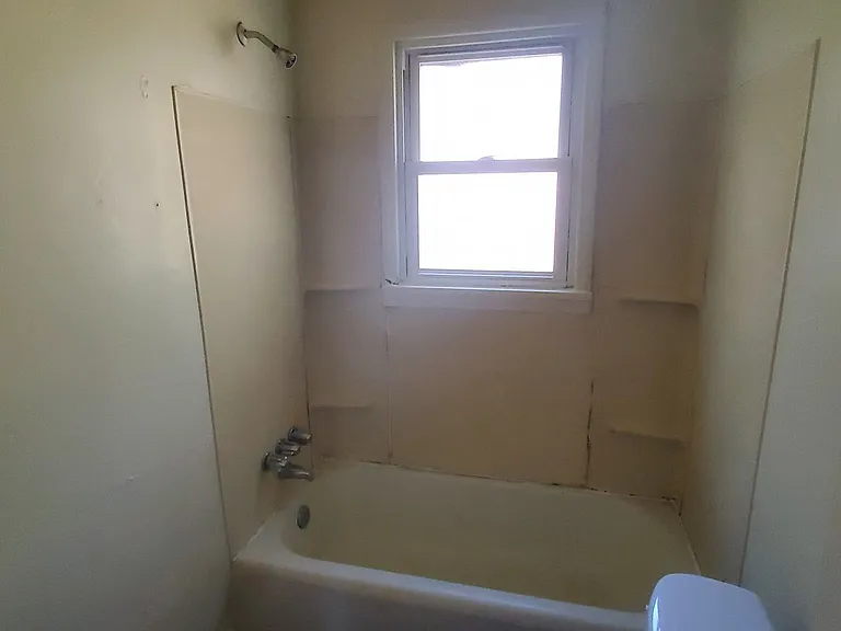 2014 Lutheran St — Photo 3