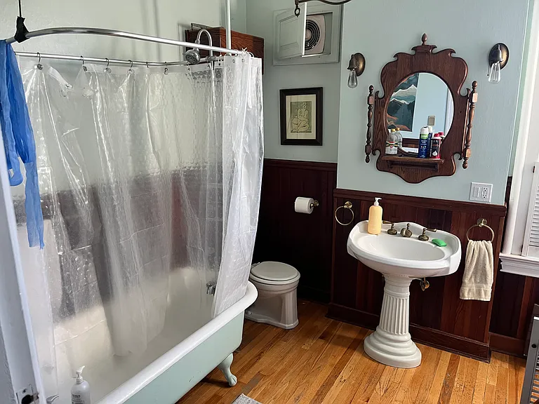 Shared bathroom, 2nd Floor