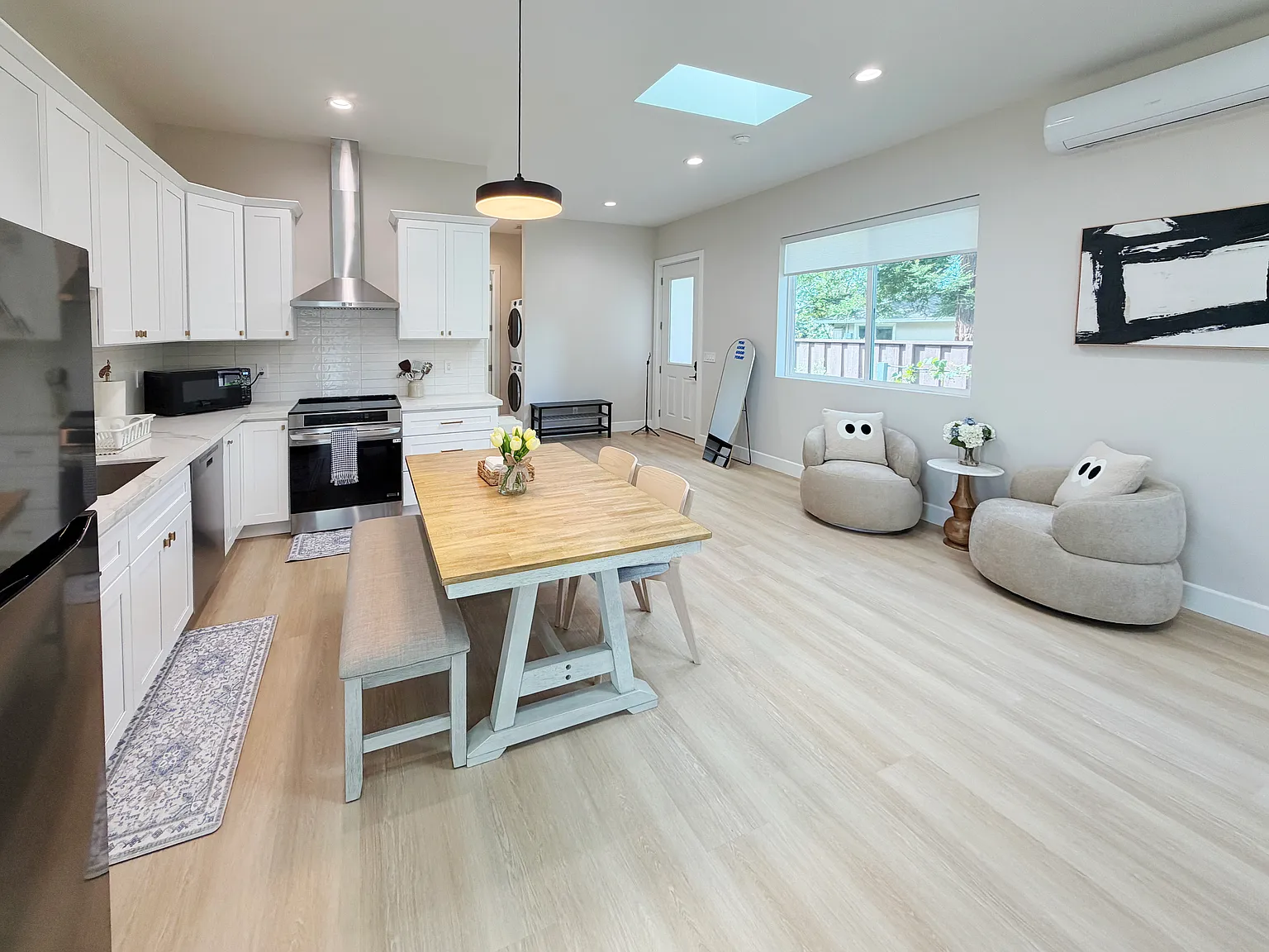2 bed, 900 sqft, $7,000 — Photo 3