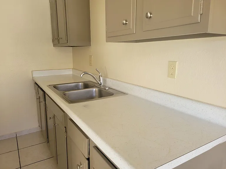1134 Parkside St — Photo 10