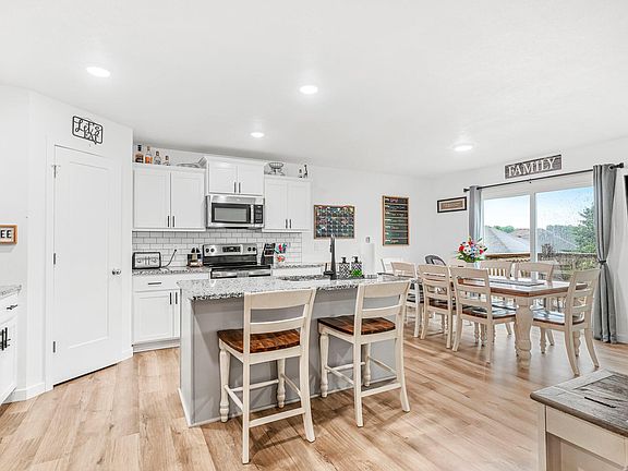 2nd image of 1142 S Broadview Avenue