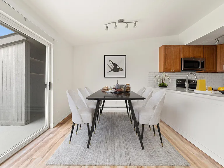 Sunset Shores Apartments — Photo 3