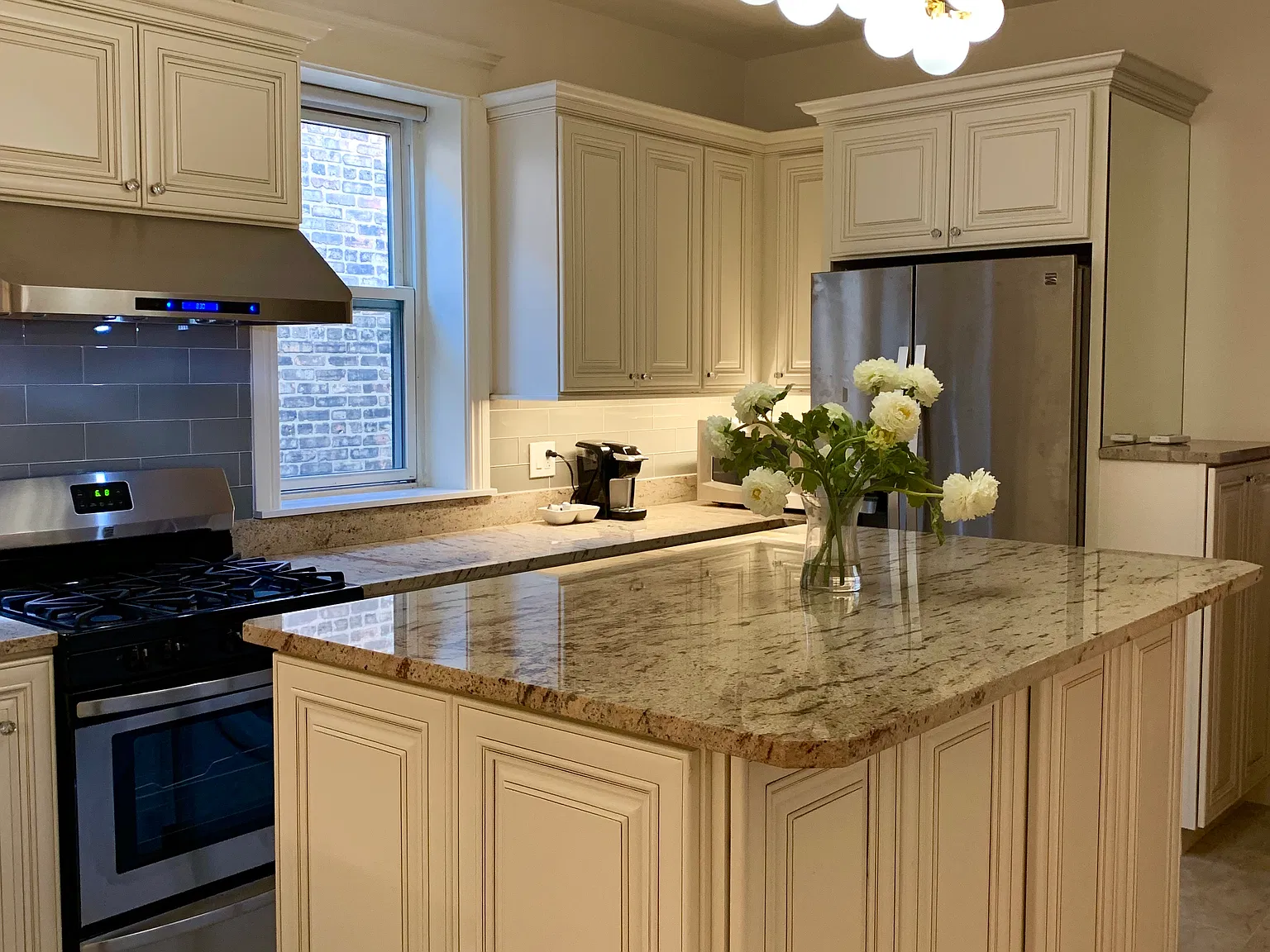 2 bed, 850 sqft, $3,900 — Photo 2
