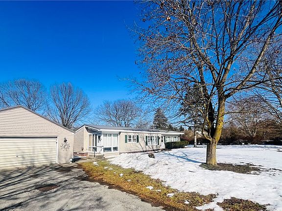 4th image of 998 Pinewood Rd