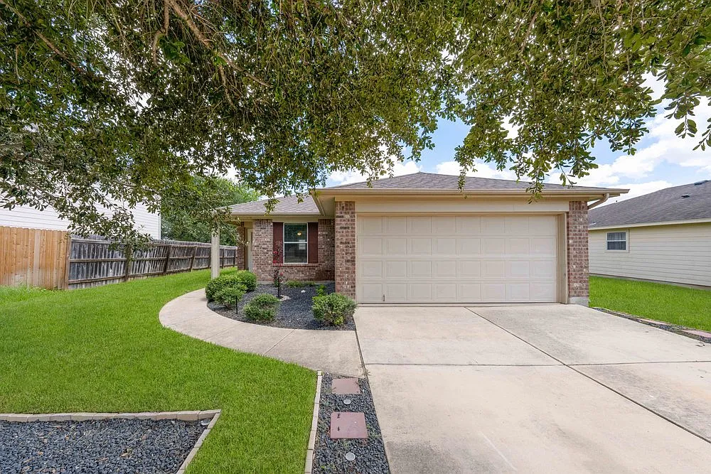 Charming 3-Bed Home with Playground Access in Converse 7710 Citadel Peak — Photo 1