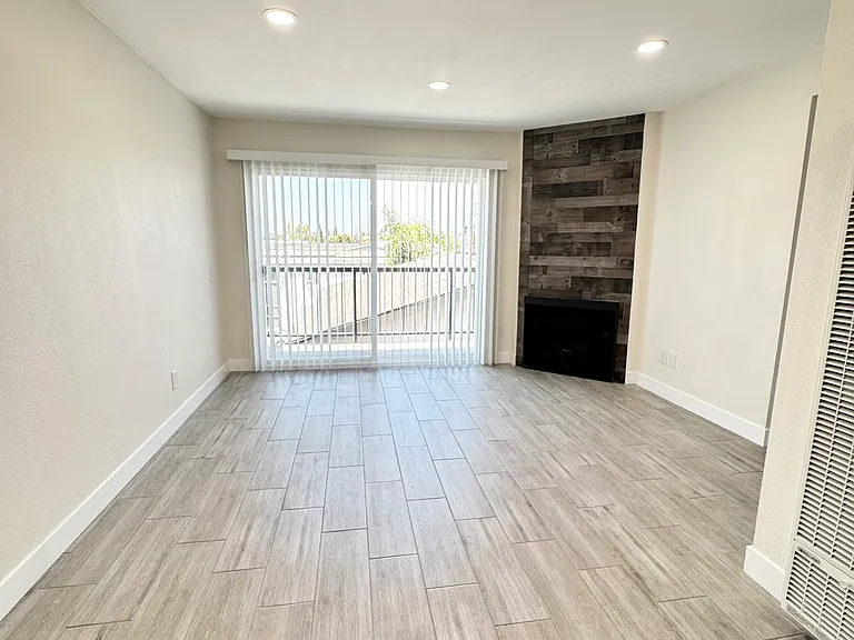 1117 E 4th St #7 — Photo 8