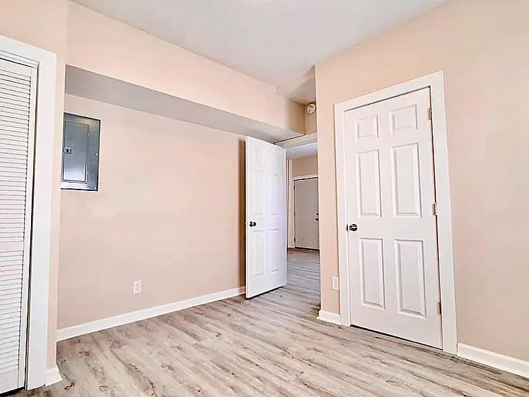 315 W 3rd St #6 — Photo 3