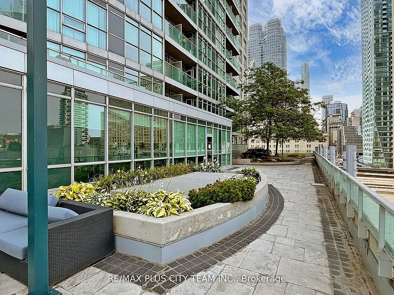 18 Yonge St #2013 — Photo 32