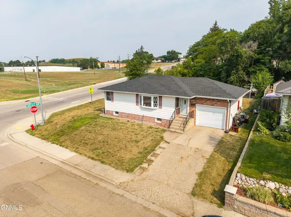610 8th St NW, Mandan, ND 58554
