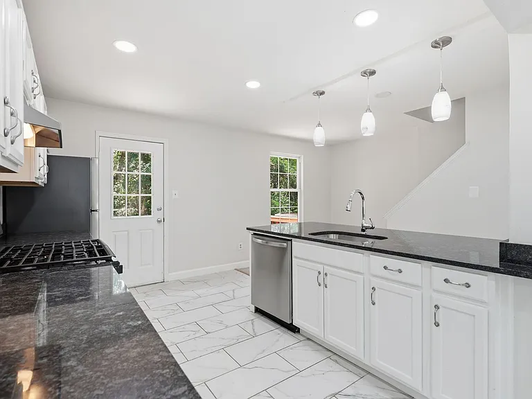 1921 Winslow Ct — Photo 8
