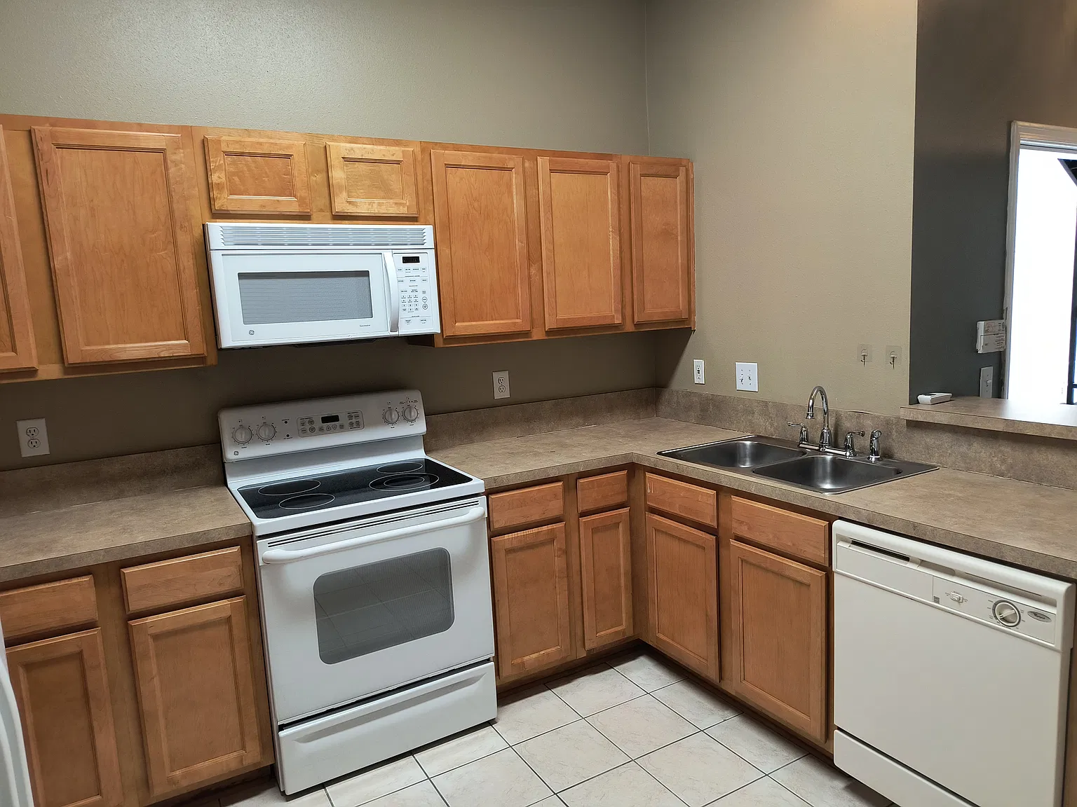 3 bed, 1335 sqft, $1,350 — Photo 4