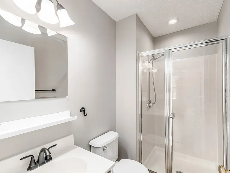 8446-1 Olenbrook Dr — Photo 32
