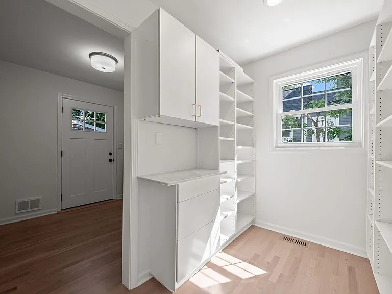 650 W Lincoln St — Photo 18