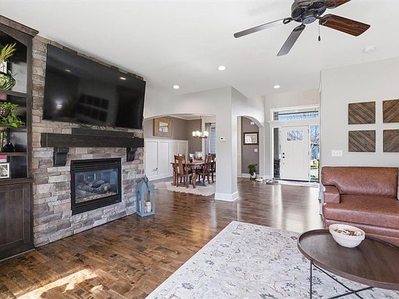 5th image of 1009 SW Drake Cir