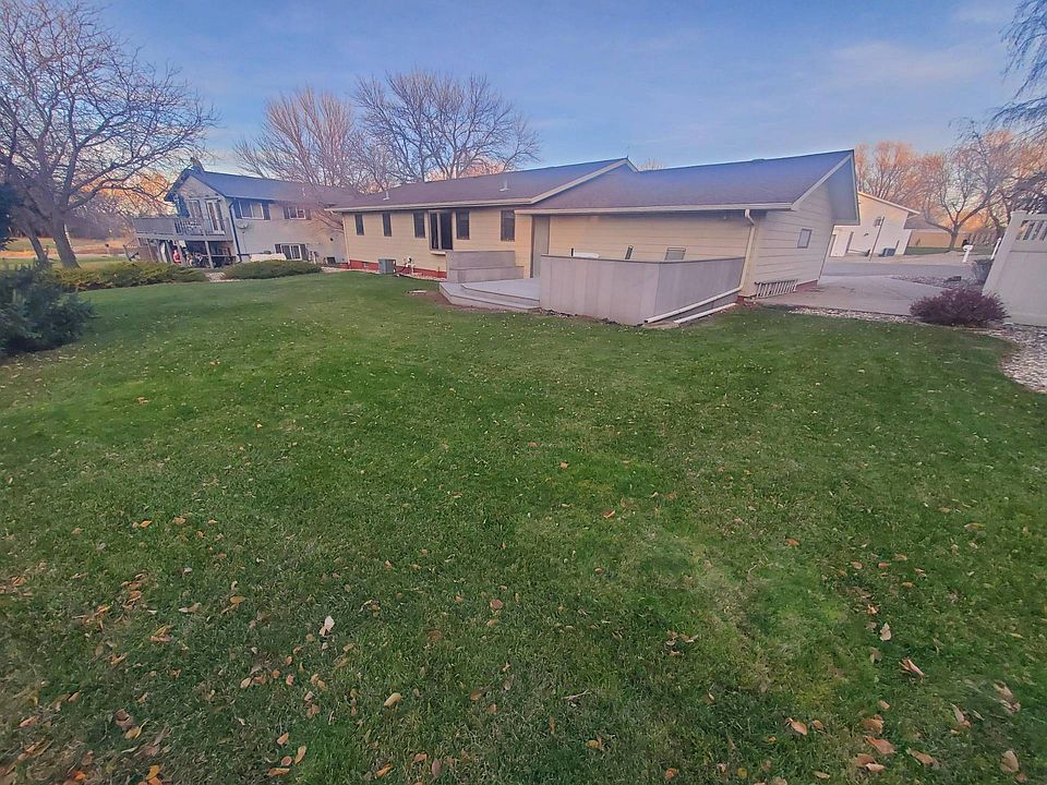2nd image of 524 W 7th St