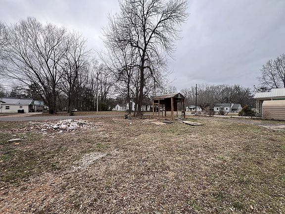 5th image of 818 Curtis St