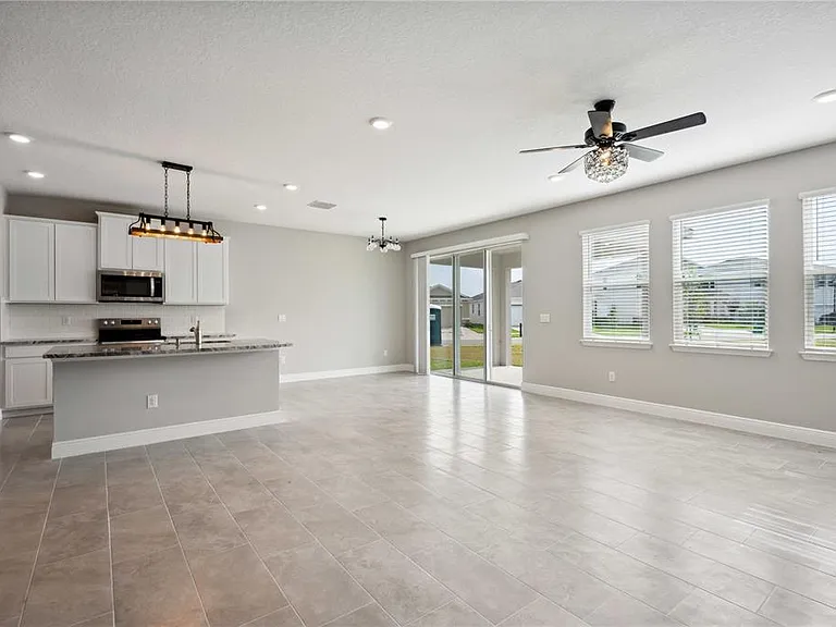 2560 Warren Acres Blvd — Photo 5