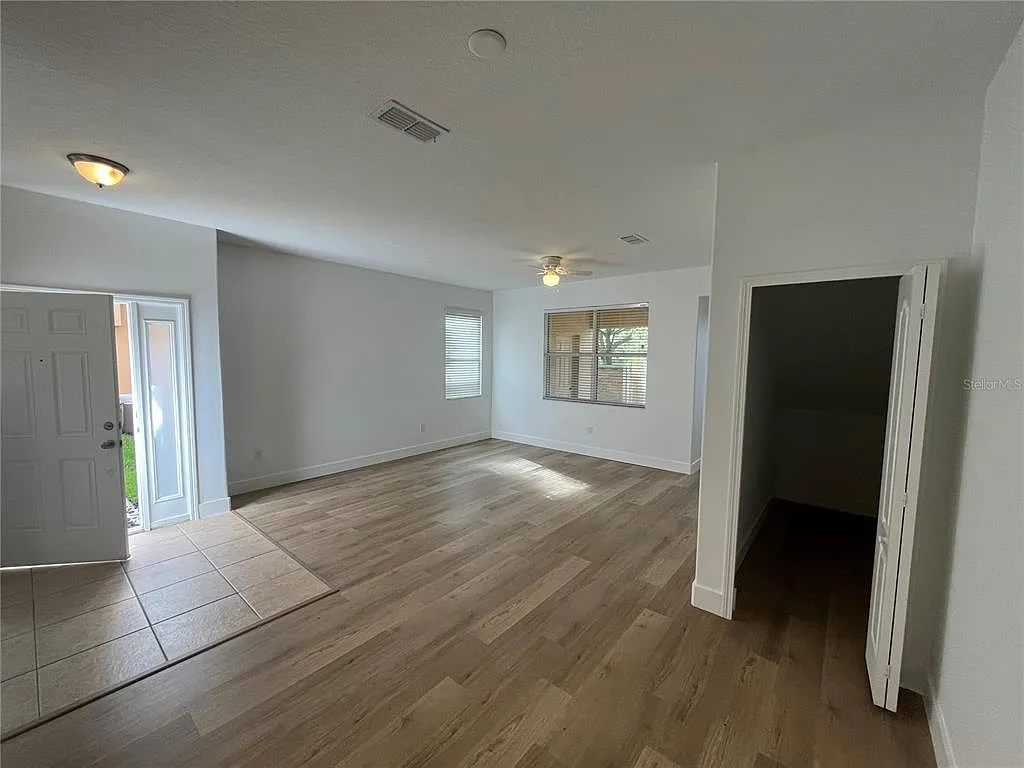 3 bed, 2.5 bath, 1882 sqft, $2,280 — Photo 2