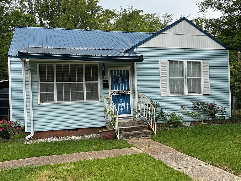 2921 Macy St — Photo 1