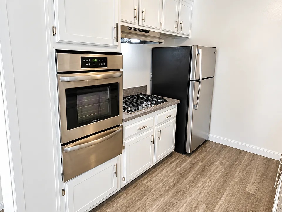 545 N Hayworth Ave #107