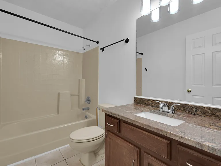 1104 Crestfield Dr — Photo 8