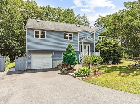 9 Ivy Hollow Ct, Cranston, RI 02921