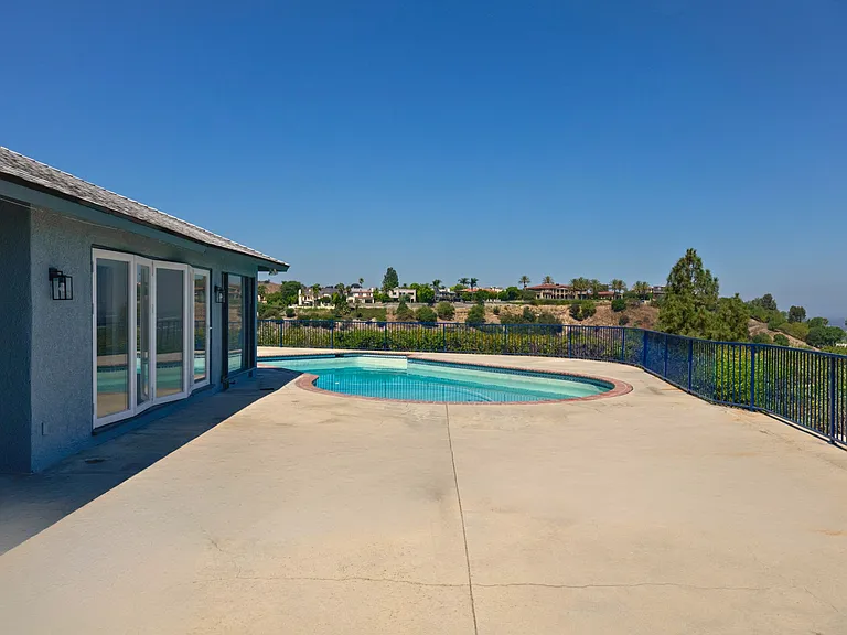 3710 Glenridge Dr — Photo 4