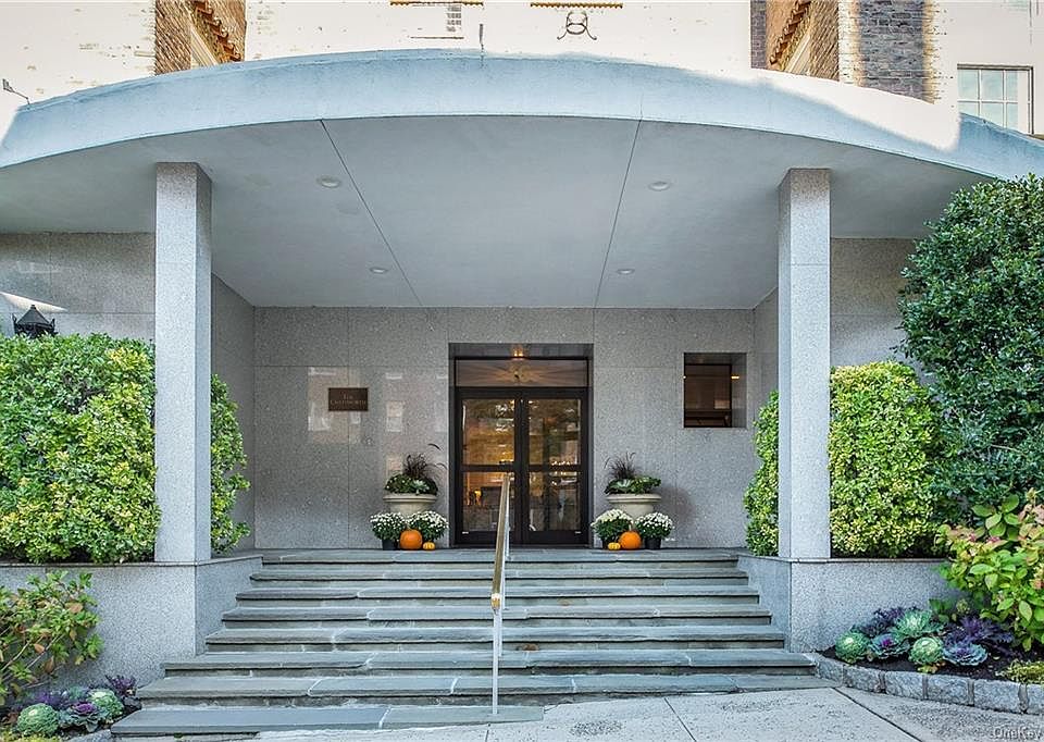 1st image of 16 Chatsworth Ave #106