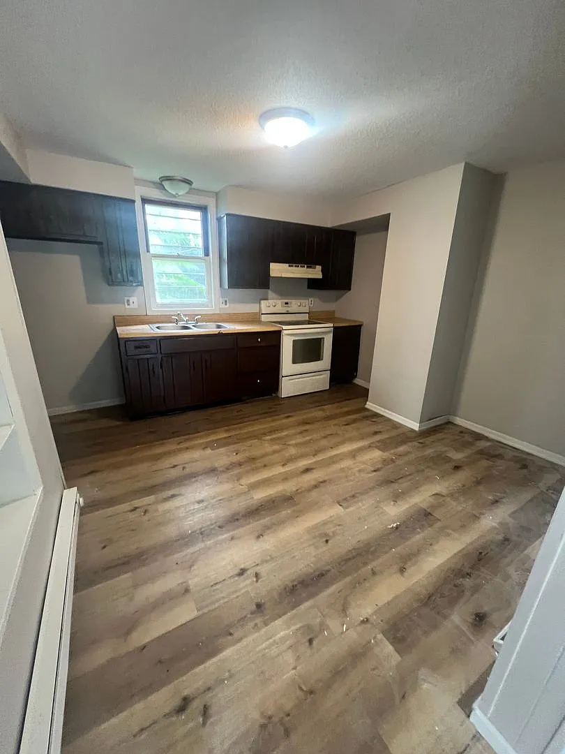 1200 E Laurel — Photo 4