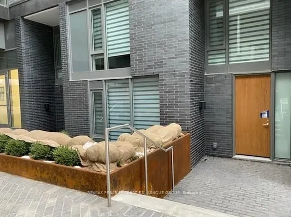 106 Varna Dr #109, Toronto, ON M6A 2L9