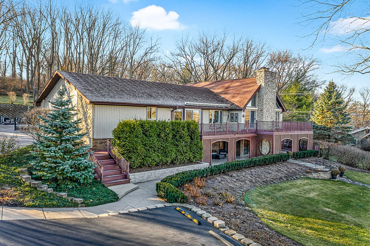 34W981 Duchesne Dr photo 1