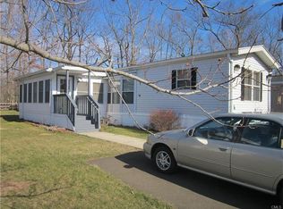 3 Breezy Ln, Milford, CT 06460