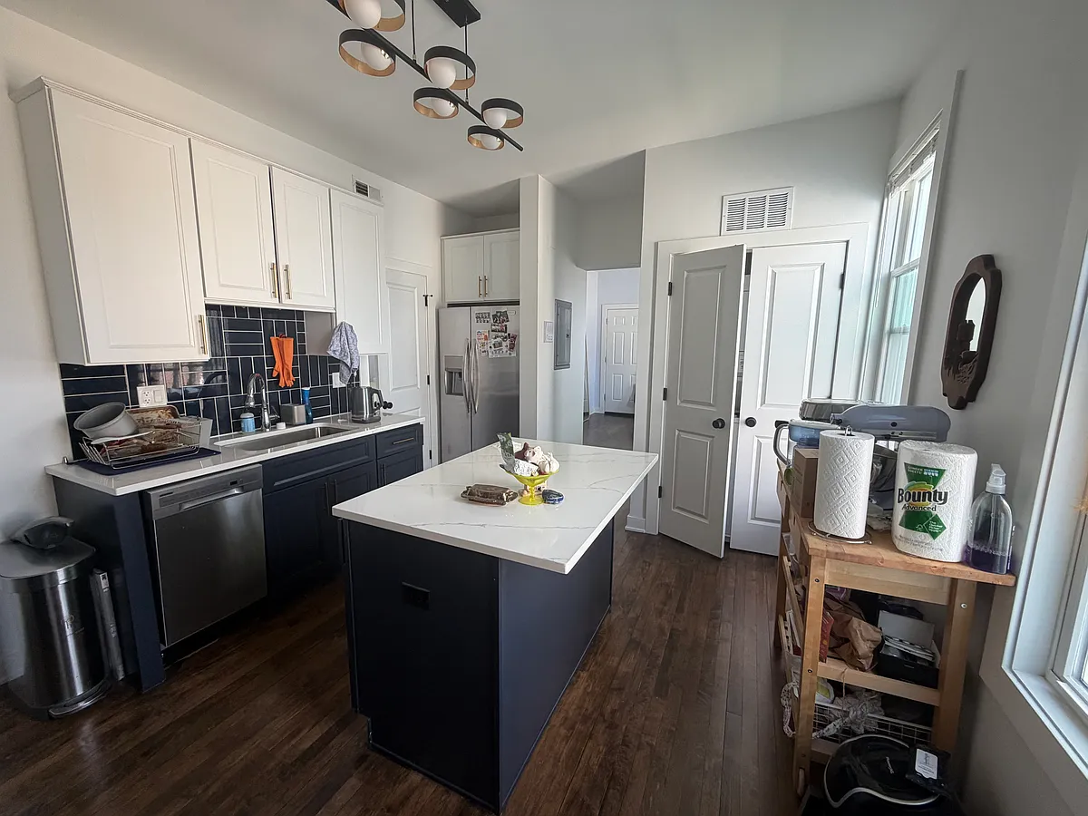 Building Photo - 2976 N Ridgeway Ave #2R