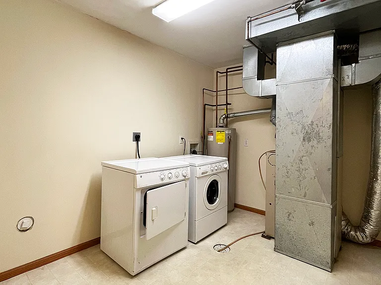 175 W Lind St — Photo 11