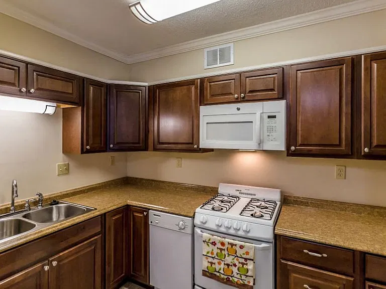 The Lakewood House Apartments — Photo 2