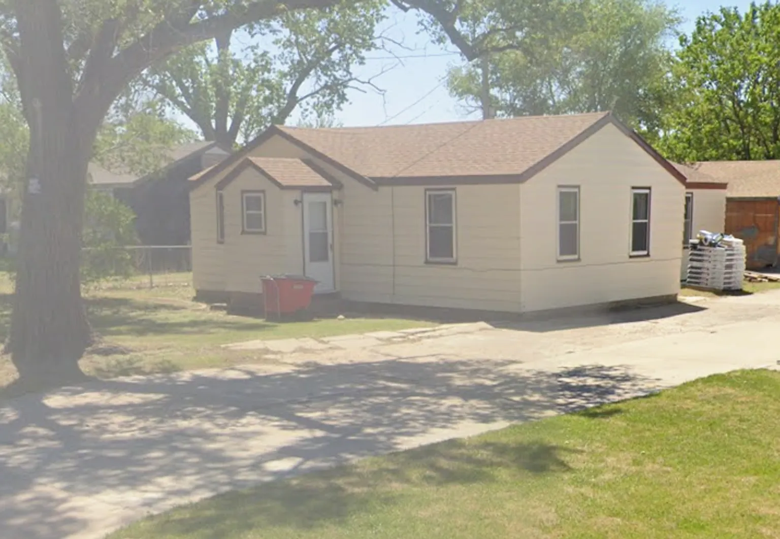 3 Bedroom, 1 Bathroom House with Detached Double Garage — Photo 1
