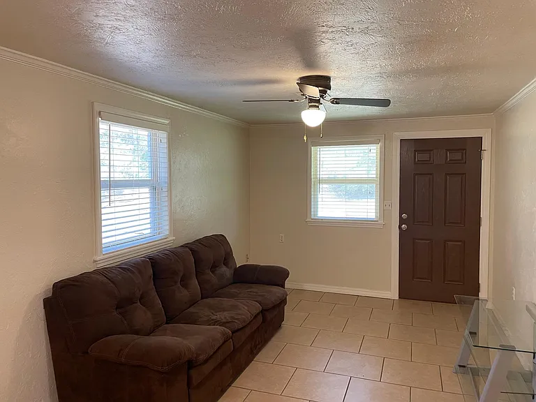 1011 Linden Ln #5 — Photo 2