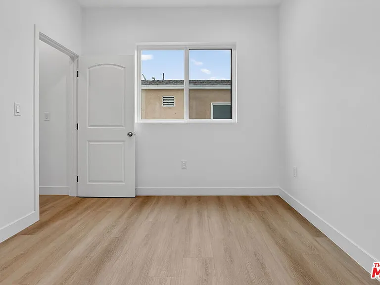 11444 Oxnard St #1/2 — Photo 20