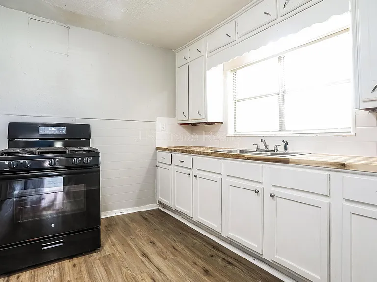 912 Clifton St — Photo 7