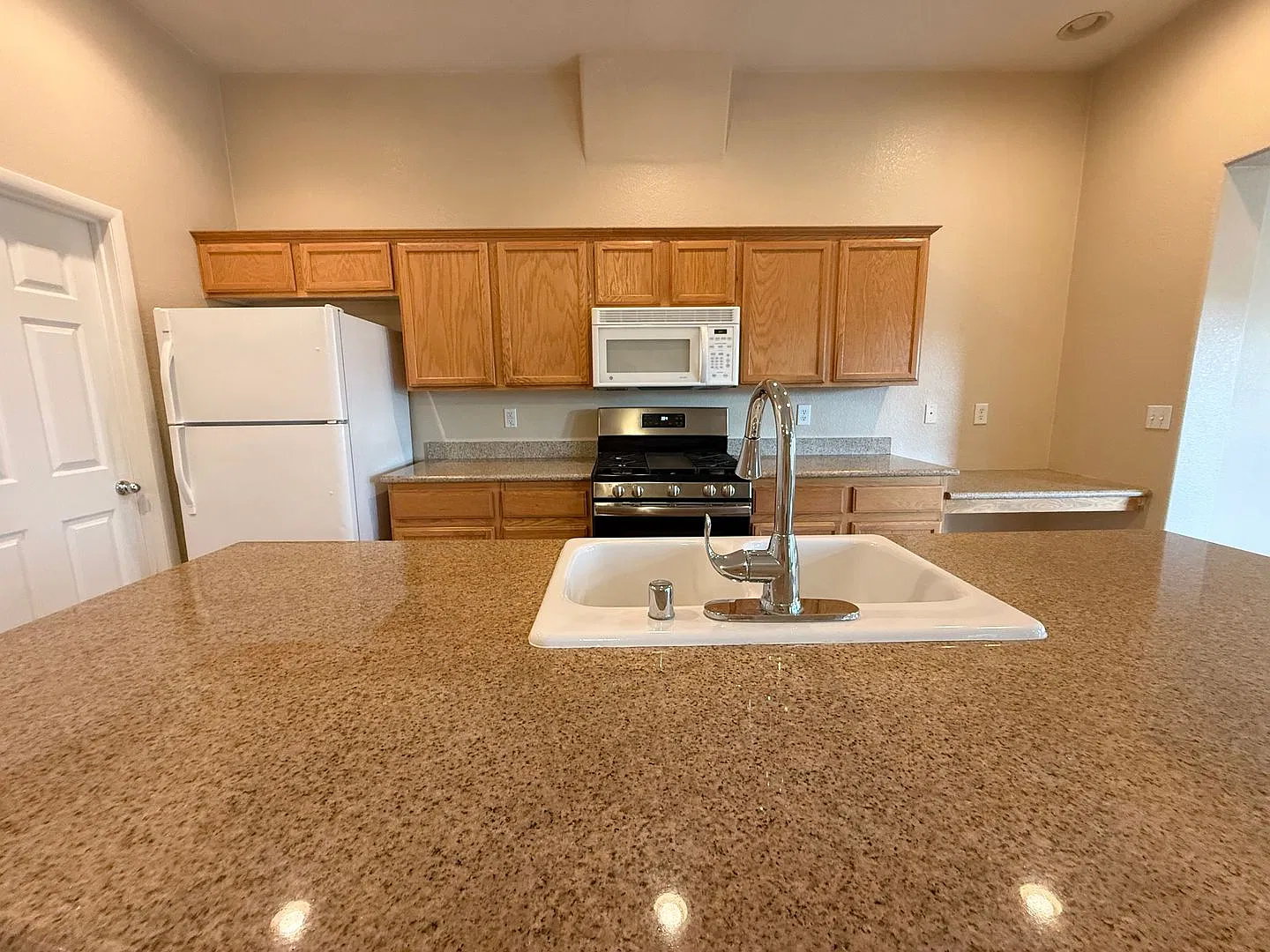 Fresh & Rent Ready! Gated - Single Story 3/2/2 Car Cul-de-Sac Home — Photo 3