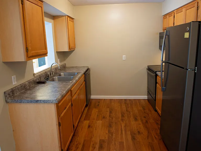Newbury Apartment Homes — Photo 22